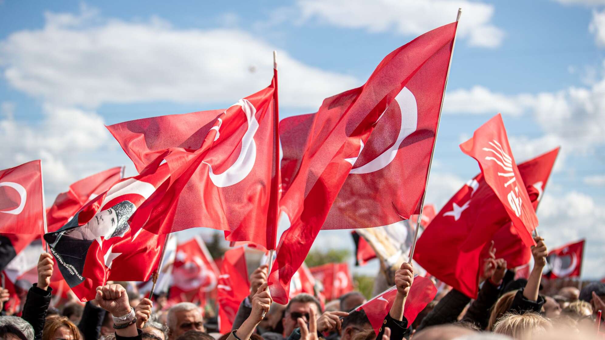 CHP-Anhänger schwenken türkische Flaggen