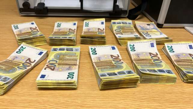 Zoll findet 100.000 Euro mit Kokainspuren in Reisebus