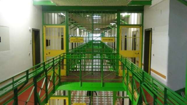 50 Jahre Gefängnistheater in Straubing: Häftlinge proben für Premiere der Komödie „Männerwirtschaft“ – Einblicke in ein außergewöhnliches Projekt