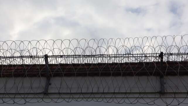 50 Jahre Gefängnistheater in Straubing: Häftlinge proben für Premiere der Komödie „Männerwirtschaft“ – Einblicke in ein außergewöhnliches Projekt