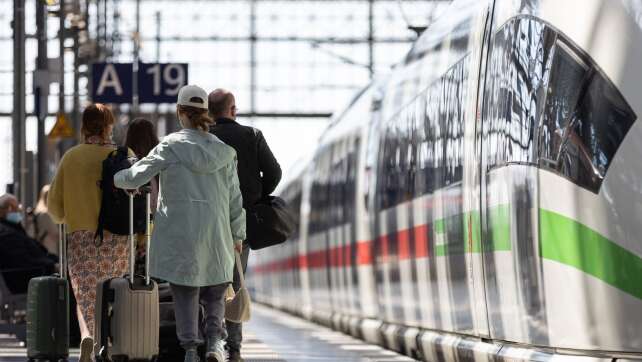 Zu Ostern volle Züge, Straßen und Flugzeuge