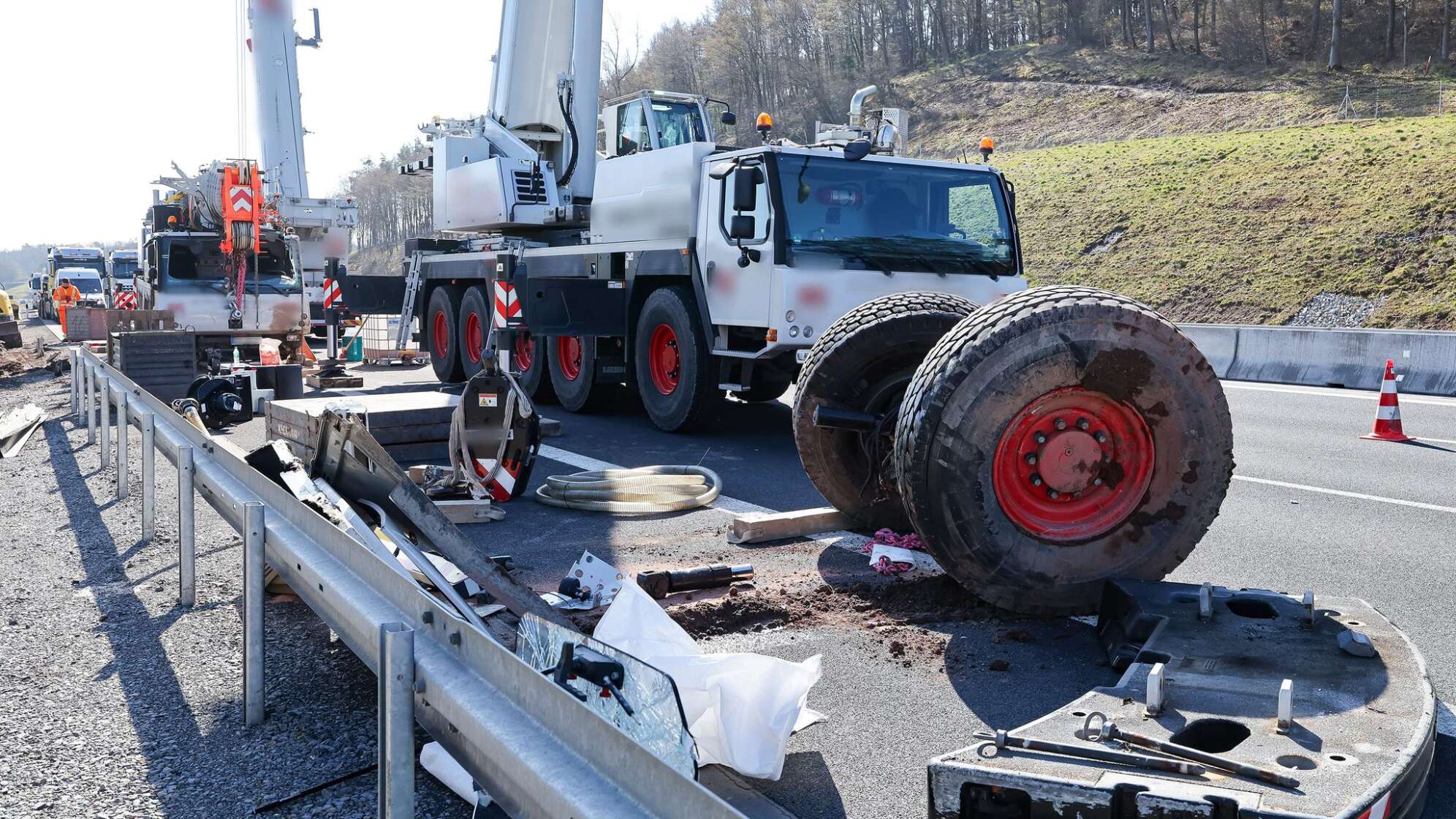Autokran umgekippt - Autobahnspur gesperrt