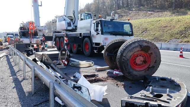 Autokran umgekippt - A3 Richtung Würzburg gesperrt