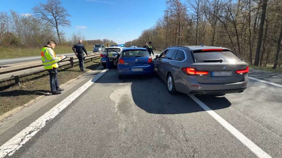 Autofahrer rammt auf Flucht Polizeiwagen - fünf Verletzte