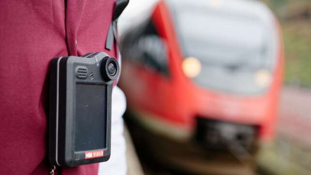 Zugbegleiter in Würzburg mit Bierflasche attackiert