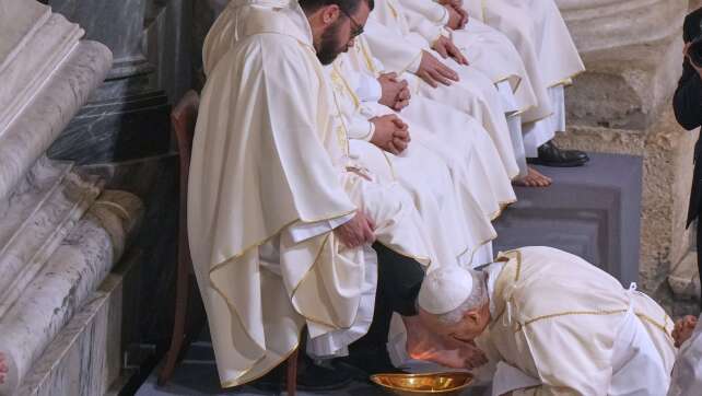 Papst trägt Kreuz wieder selbst: Erstes Ostern von Leo XIV.