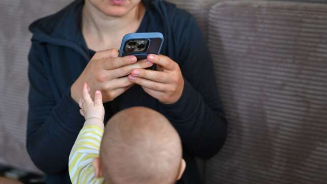 «Kein Handy im Kinderwagen»: Prien drängt Ärzte zur Beratung