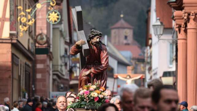 Schweigen und beten: Karfreitagsprozession in Lohr