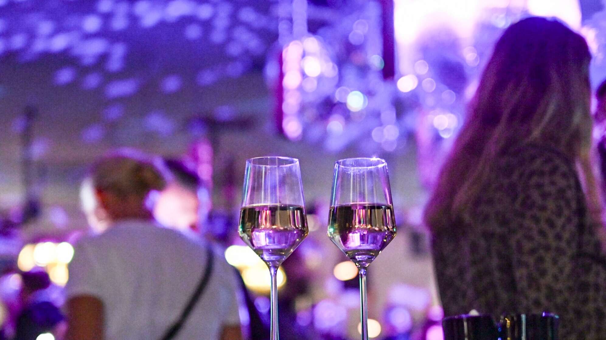 Zwei Gläser stehen unbeaufsichtigt auf einem Tisch im Club