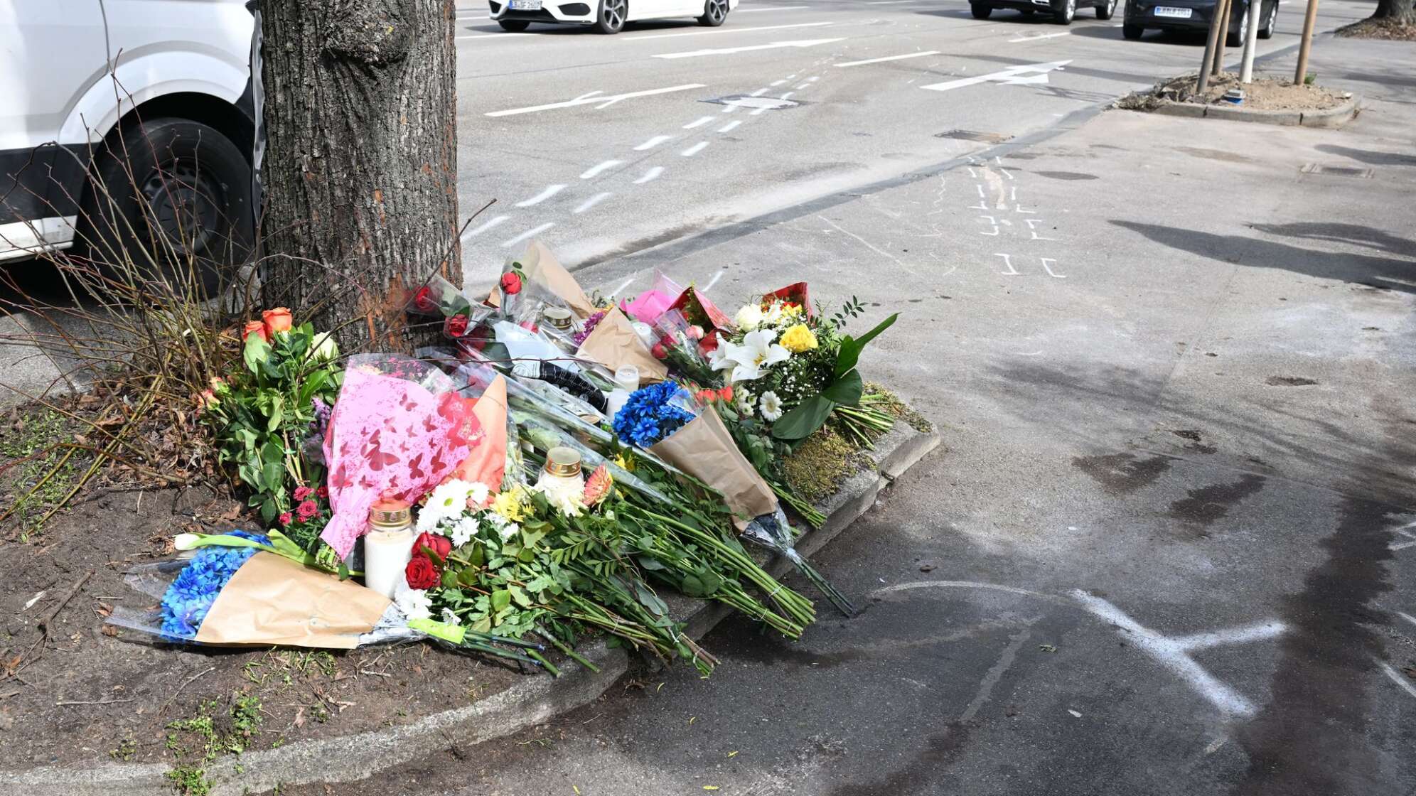 Unfallstelle eines mutmaßlichen Autorennens mit Todesopfern