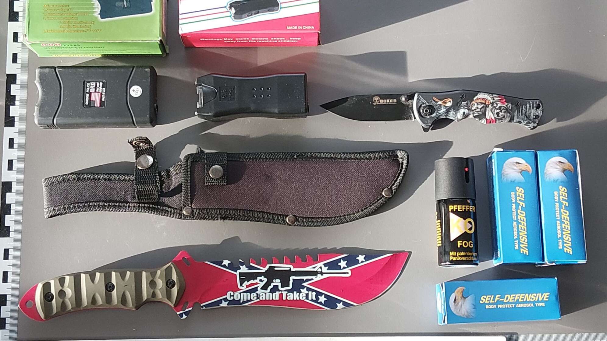 Jugendlicher mit Waffenarsenal gestoppt