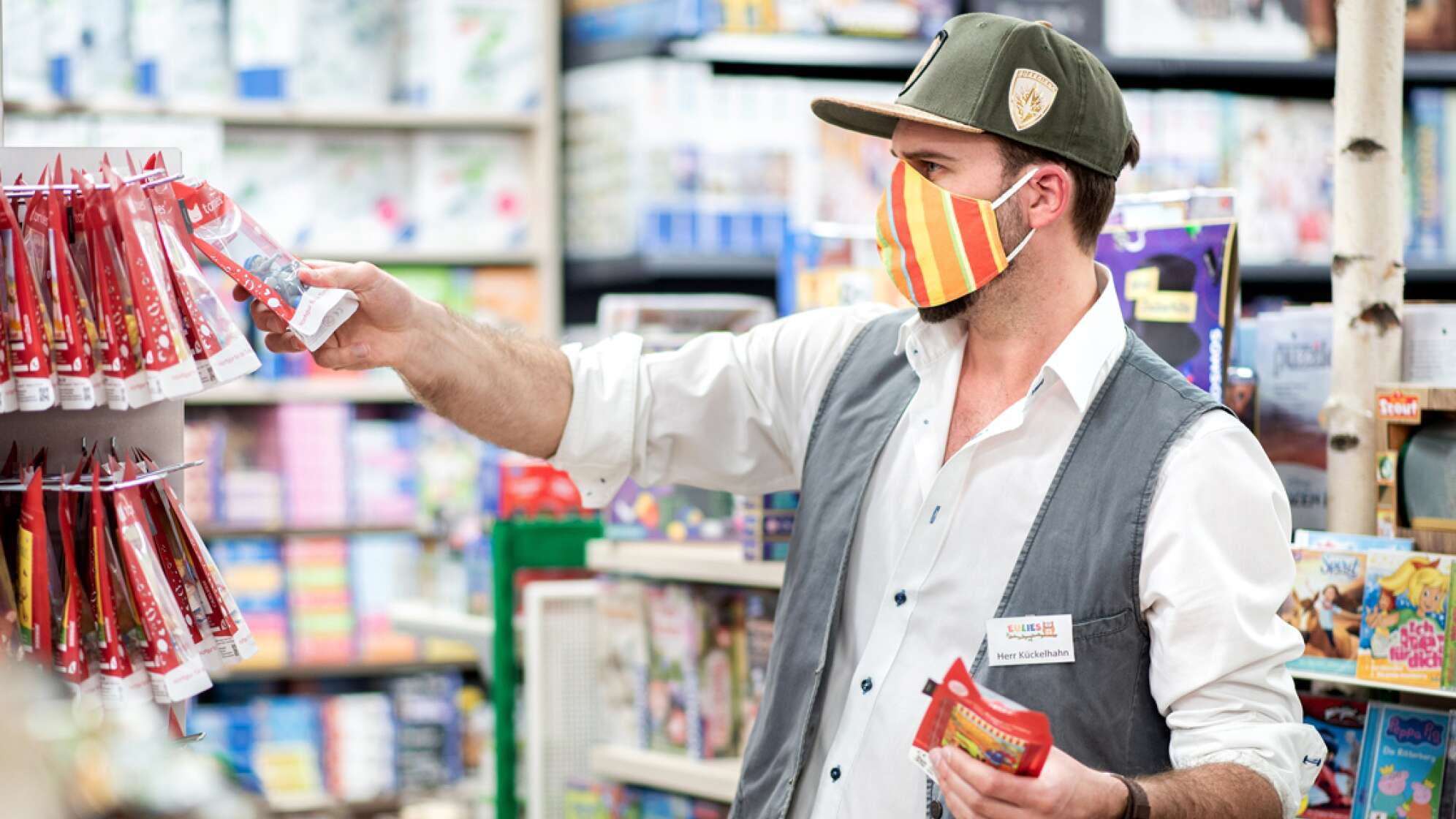 Mann mit Mundschutz in einem Supermarkt