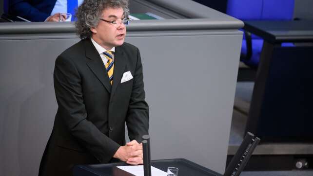 Hitlergruß im Bundestag? AfD-Abgeordneter muss vor Gericht