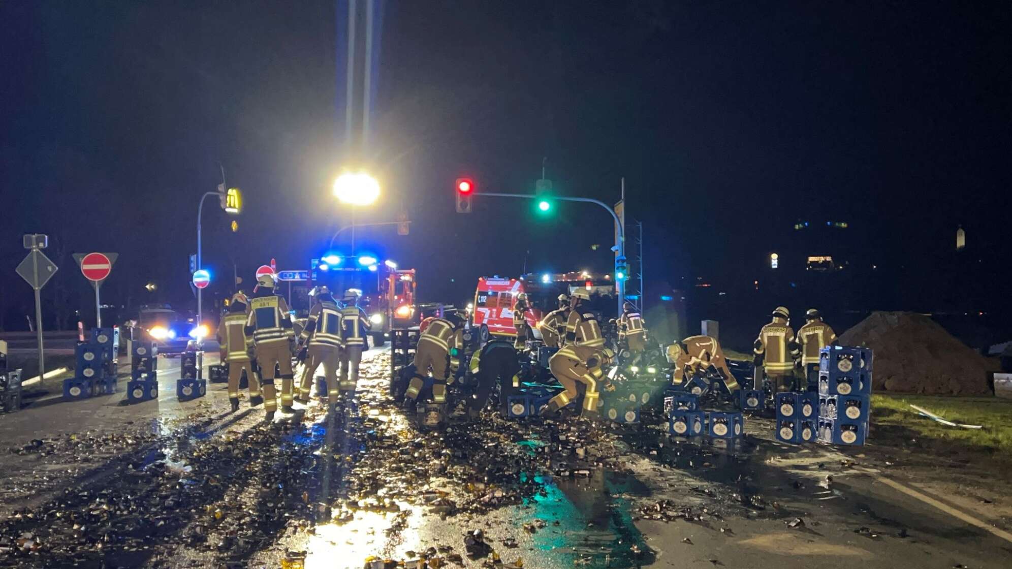 Lkw verliert 150 Bierkästen auf Bundesstraße