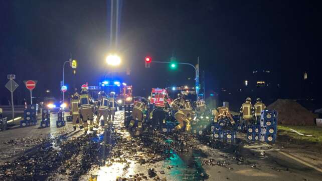 Lkw verliert 150 Bierkästen auf Bundesstraße