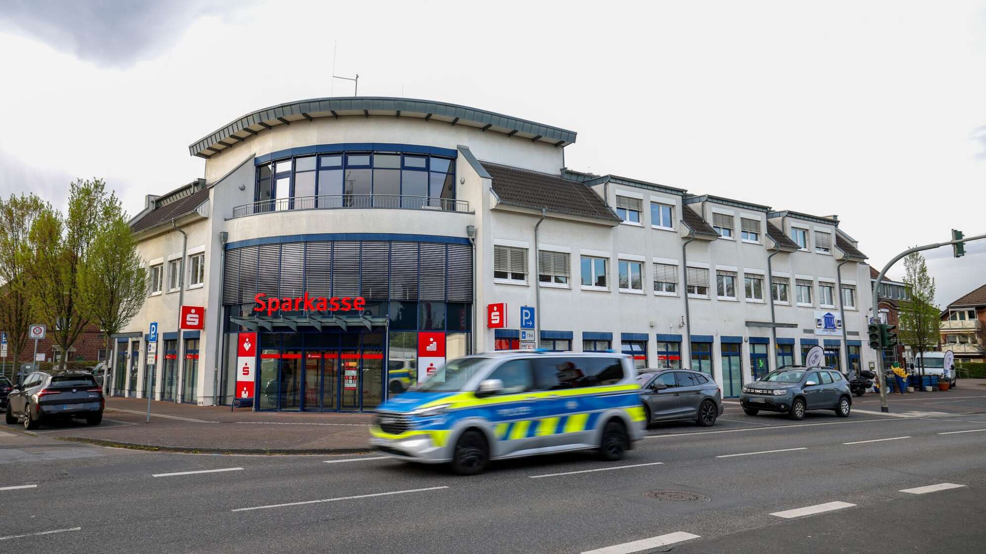 Großeinsatz an Bankfiliale: Mann festgenommen