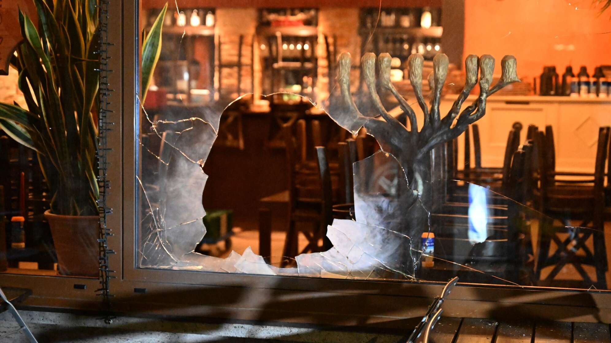 Vorfall an iraelischem Restaurant - Fenster beschädigt