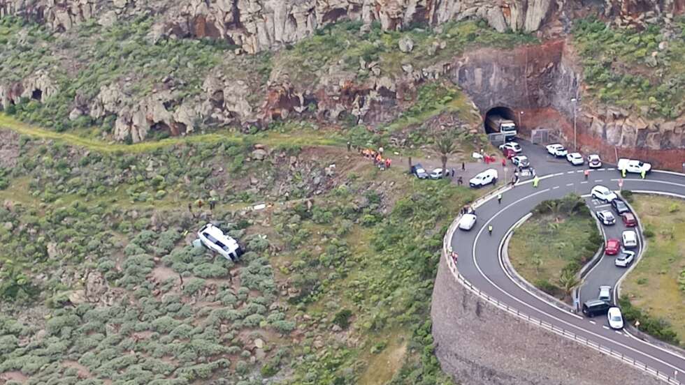 Bus stürzt auf Kanareninsel Böschung hinab – ein Toter