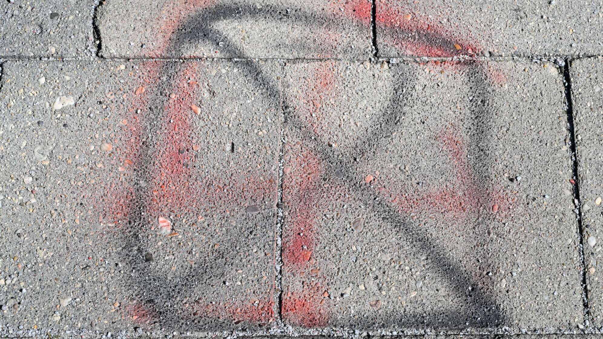 Übermalte Hakenkreuz-Schmiererei