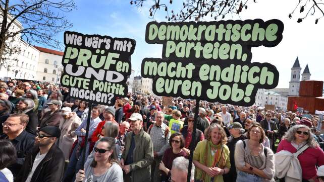 Demonstranten fordern Prüfung rechtsextremer Parteien