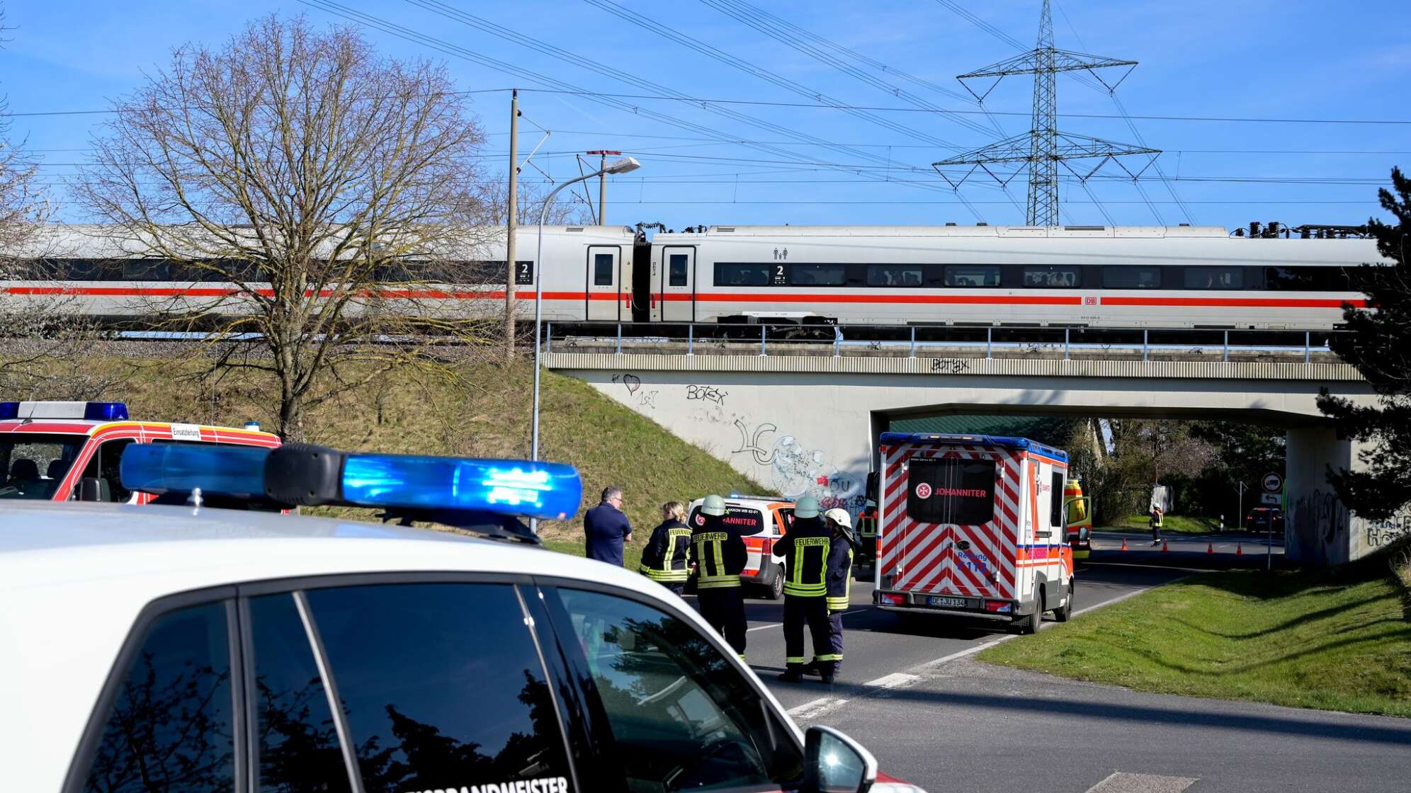 Oberleitung fällt auf ICE: Hunderte Reisende sitzen fest