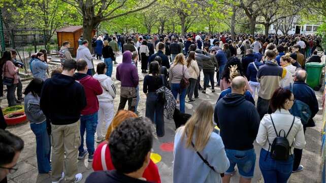 Wahllokale in Ungarn geschlossen - Prognose: Magyar vorn