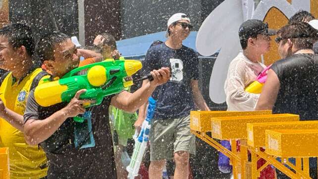 Thailands wildes Wasserfest startet mit Hitzealarm