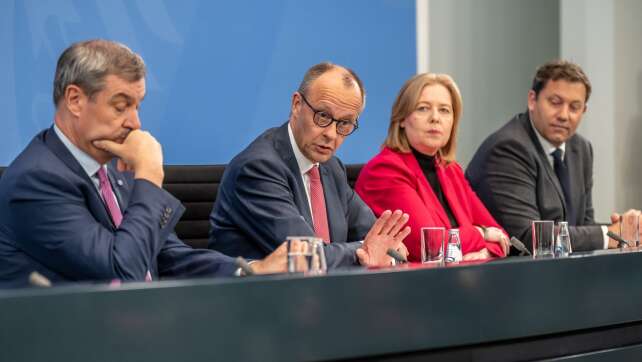 Koalition entlastet Autofahrer und stößt Krisenprämie an