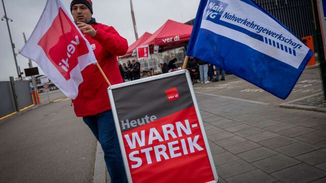 Warnstreiks bremsen Nahverkehr in Bayern