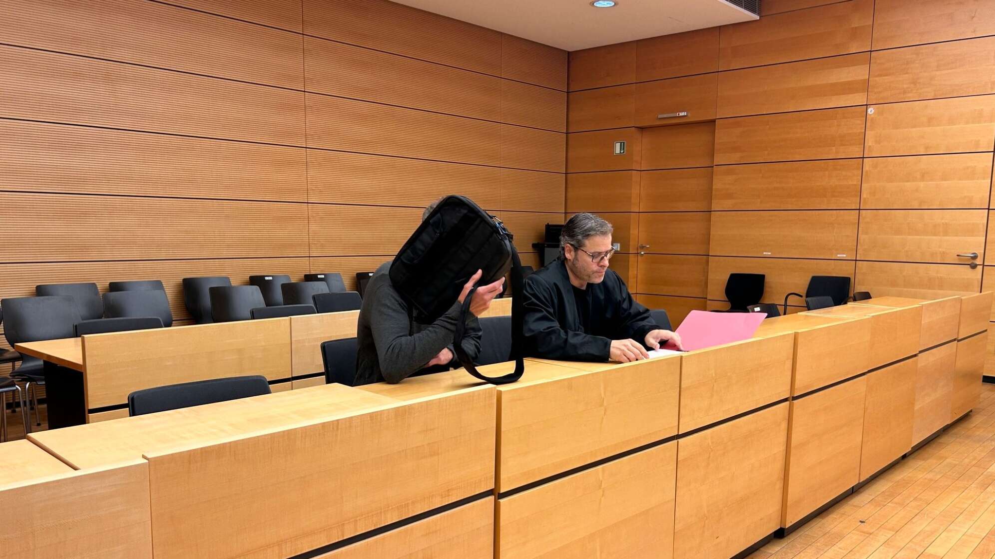 Baby in der prallen Sonne im Auto eingeschlossen - Prozess