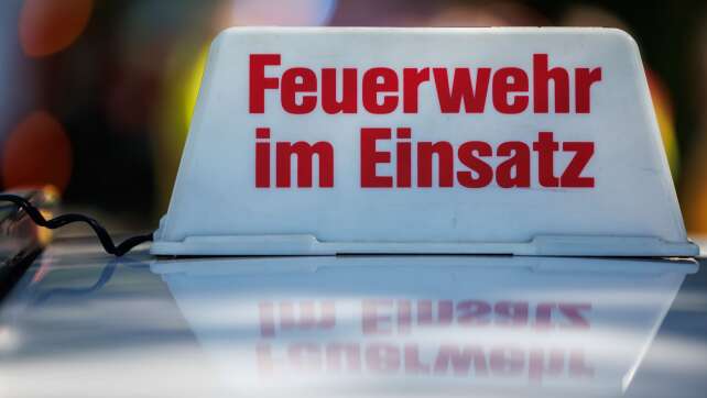 Feuerwehr holt bewusstlosen Mann aus brennendem Haus