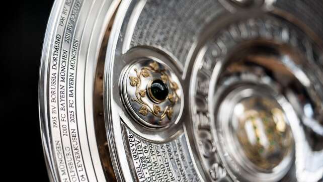 Vor möglichem Bayern-Triumph: Meisterschale vergrößert