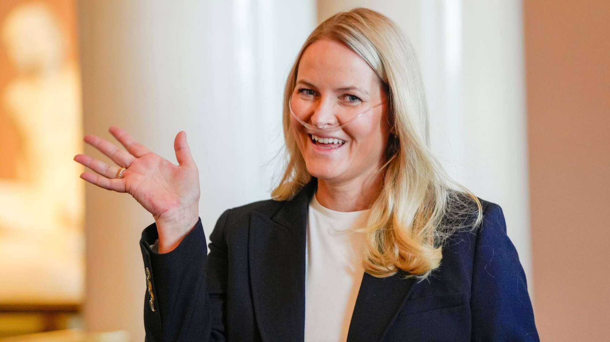 Mette-Marit mit Sauerstoffgerät bei offiziellem Termin