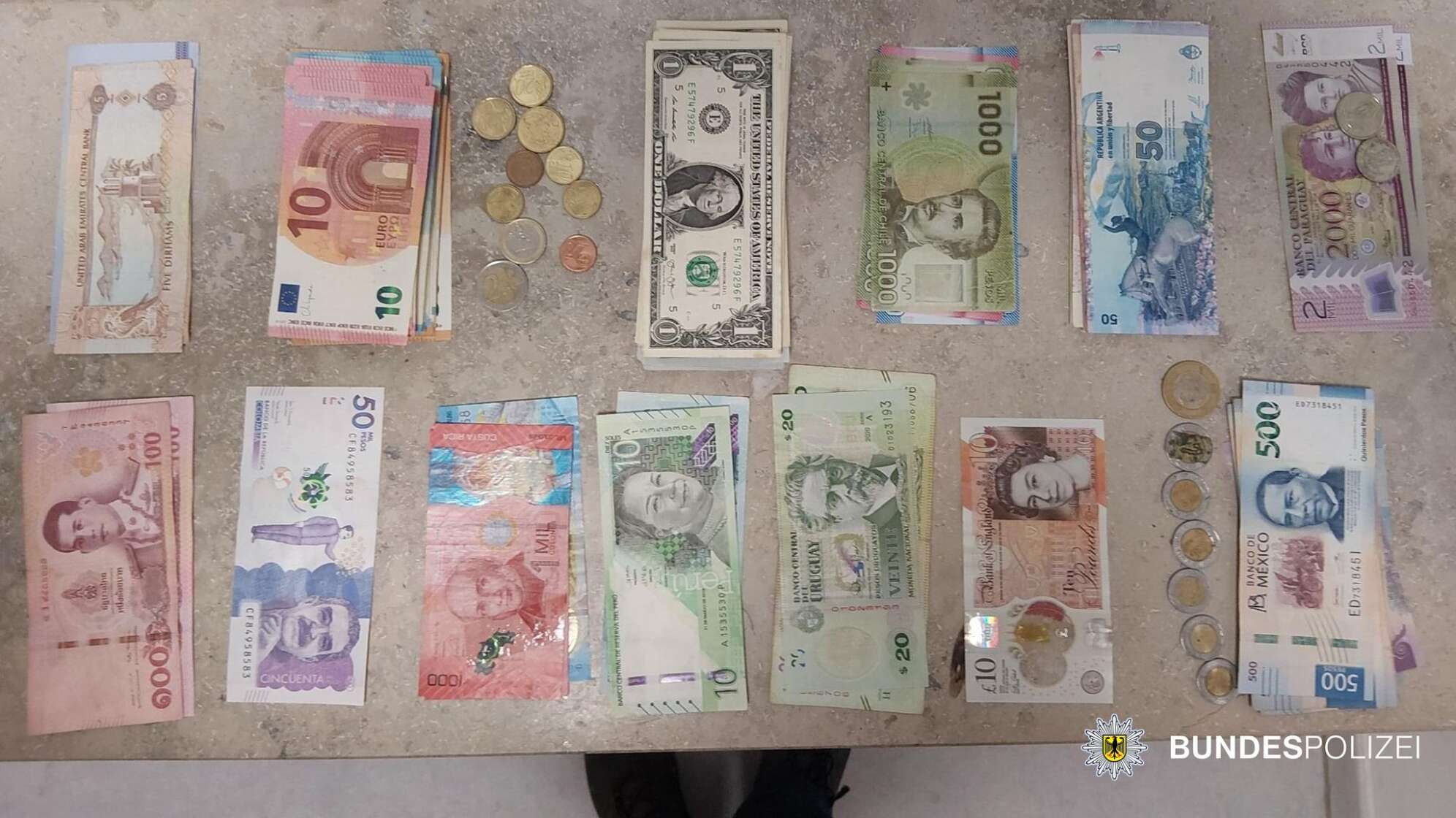 Reisender vergisst Rucksack mit Bargeld