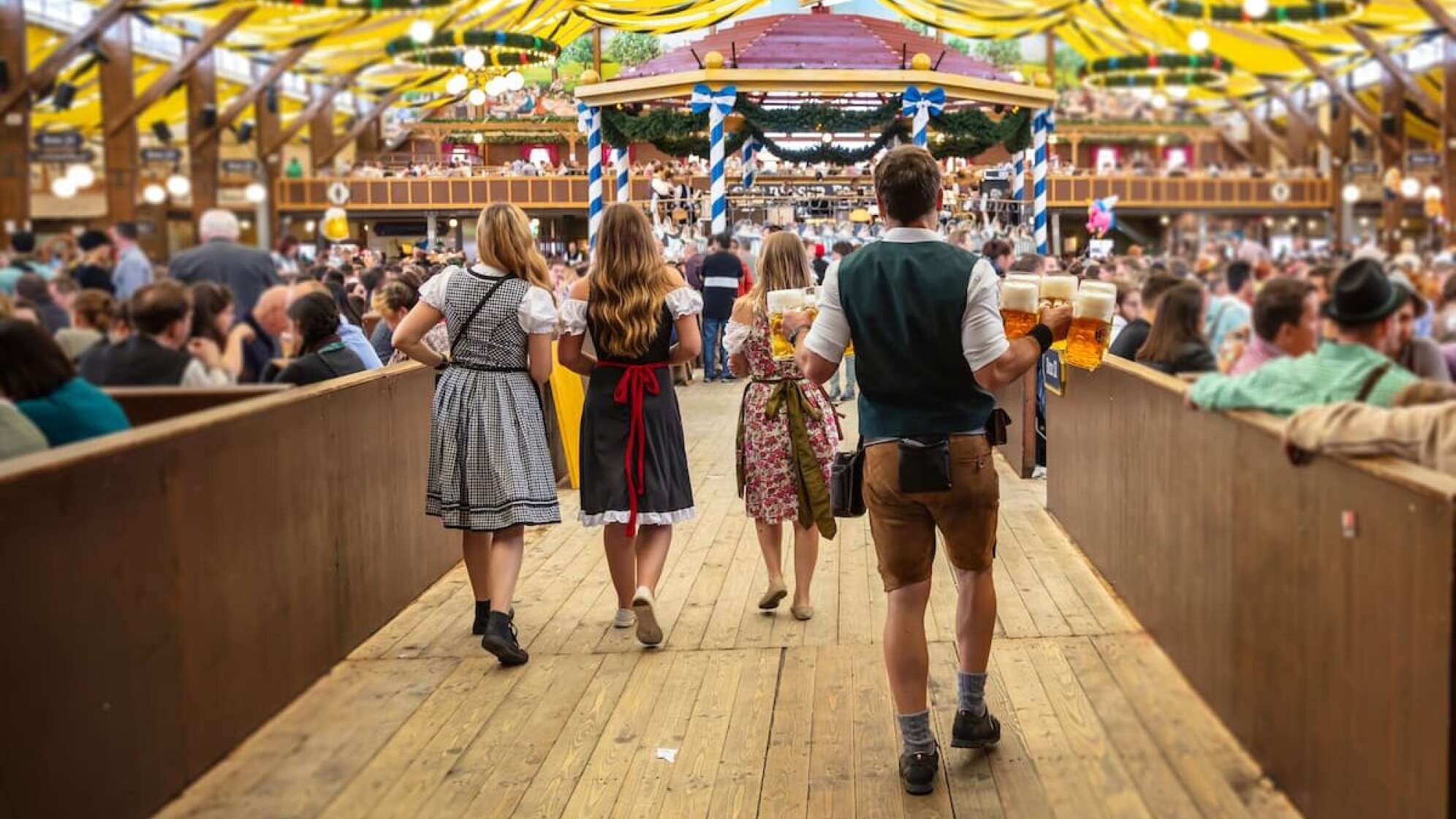 Eintritt vom Volksfest mit Menschen in Tracht