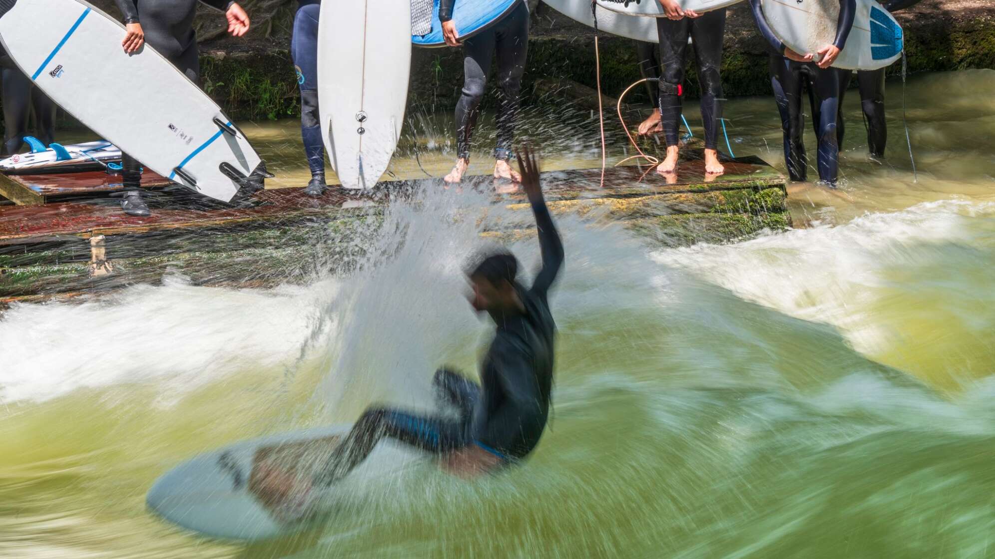 Surfer auf der Eisbachwelle