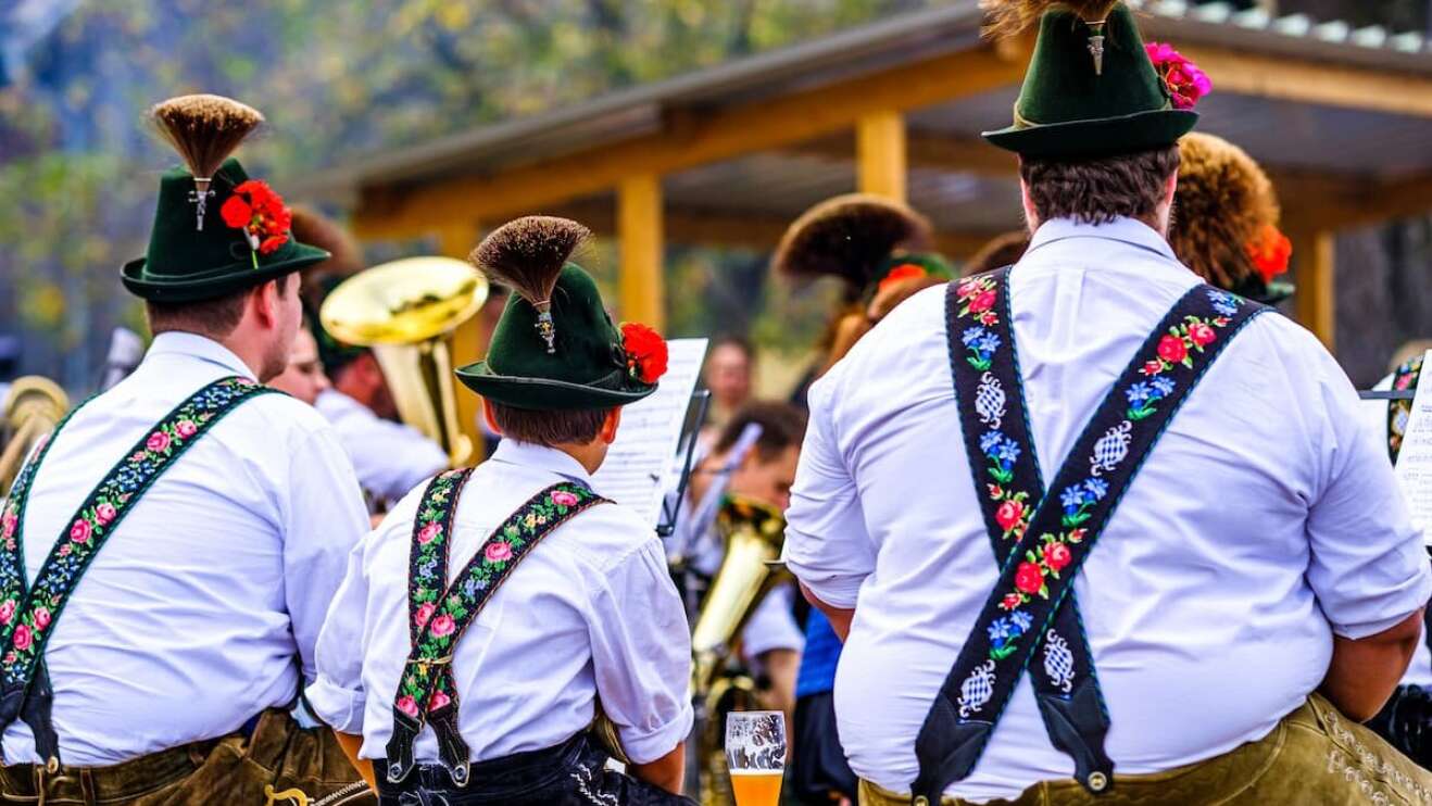 Männer in Tracht mit Blaßinstrumenten