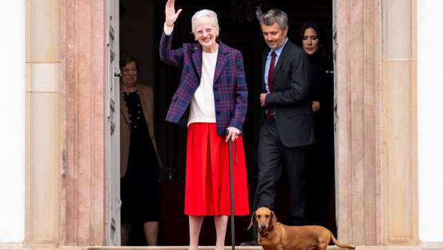 Hurra mit Dackel - Königin Margrethe bekommt ein Ständchen