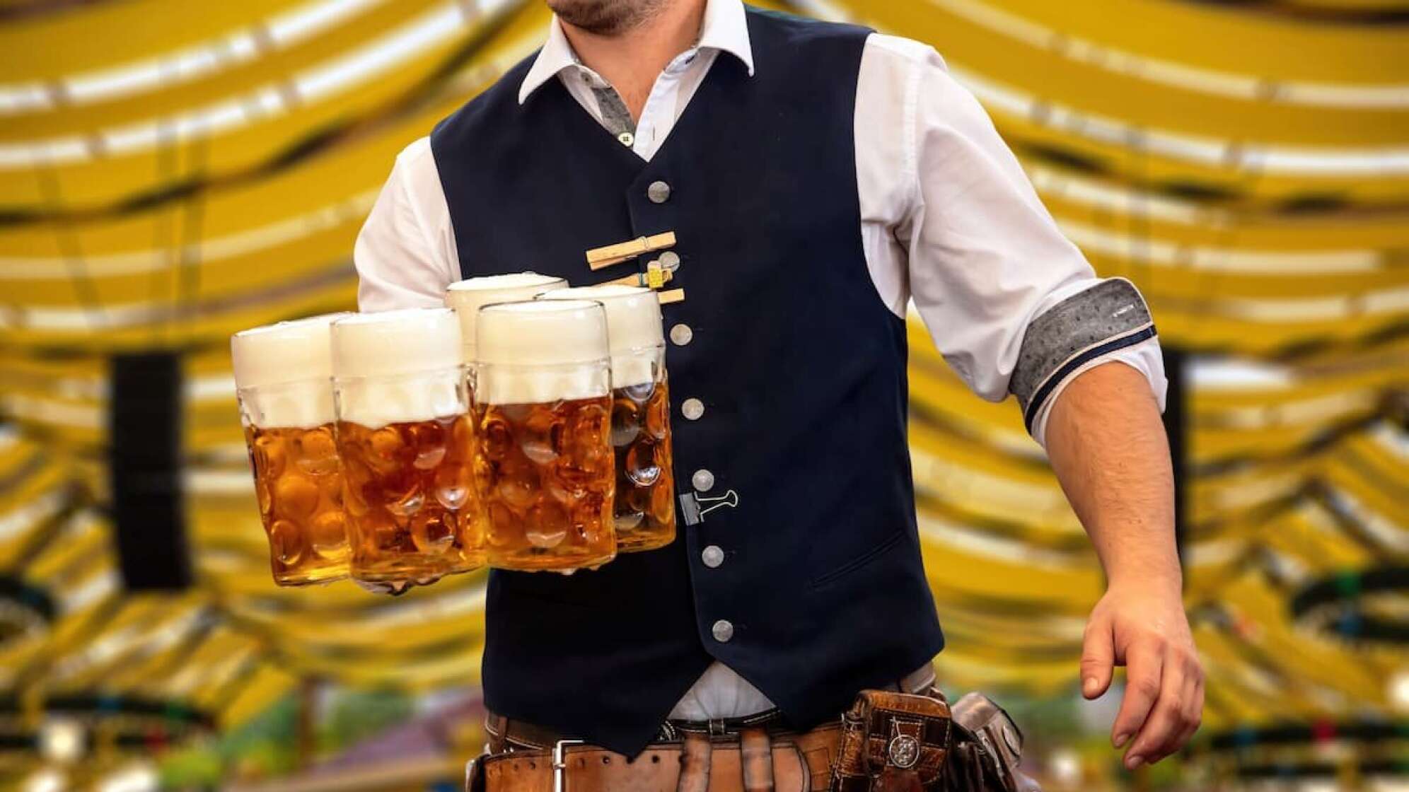 Kellner in Tracht mit Maßkrügen