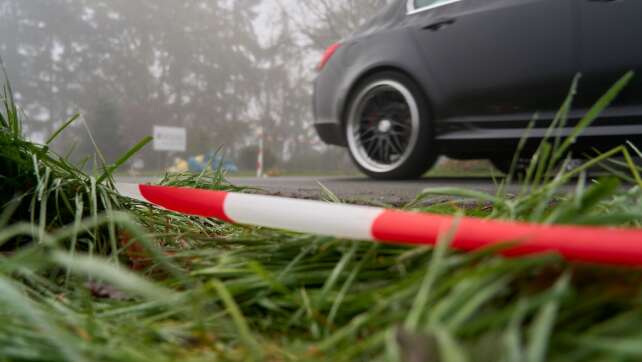 Gruben-Unglück: Angehörige trauern vor Lederfabrik