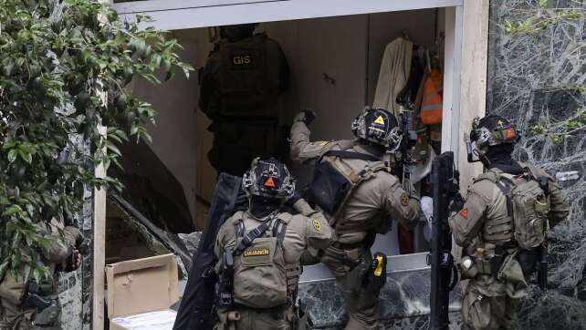 Bewaffnete halten mehrere Geiseln bei Banküberfall in Neapel