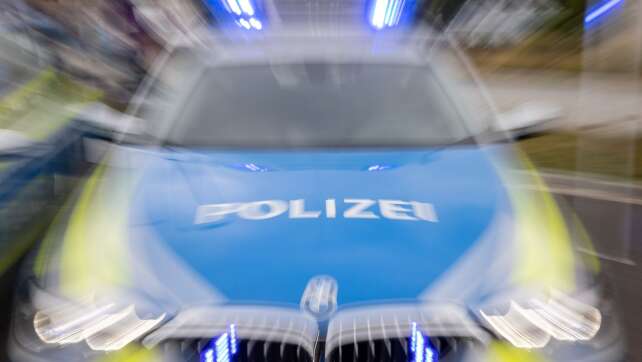 Flucht nach Streit: Mann fährt frontal gegen Polizeiauto