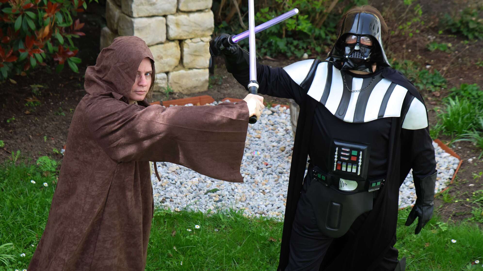 Ein Jedi-Ritter kämpft gegen Darth Vader.