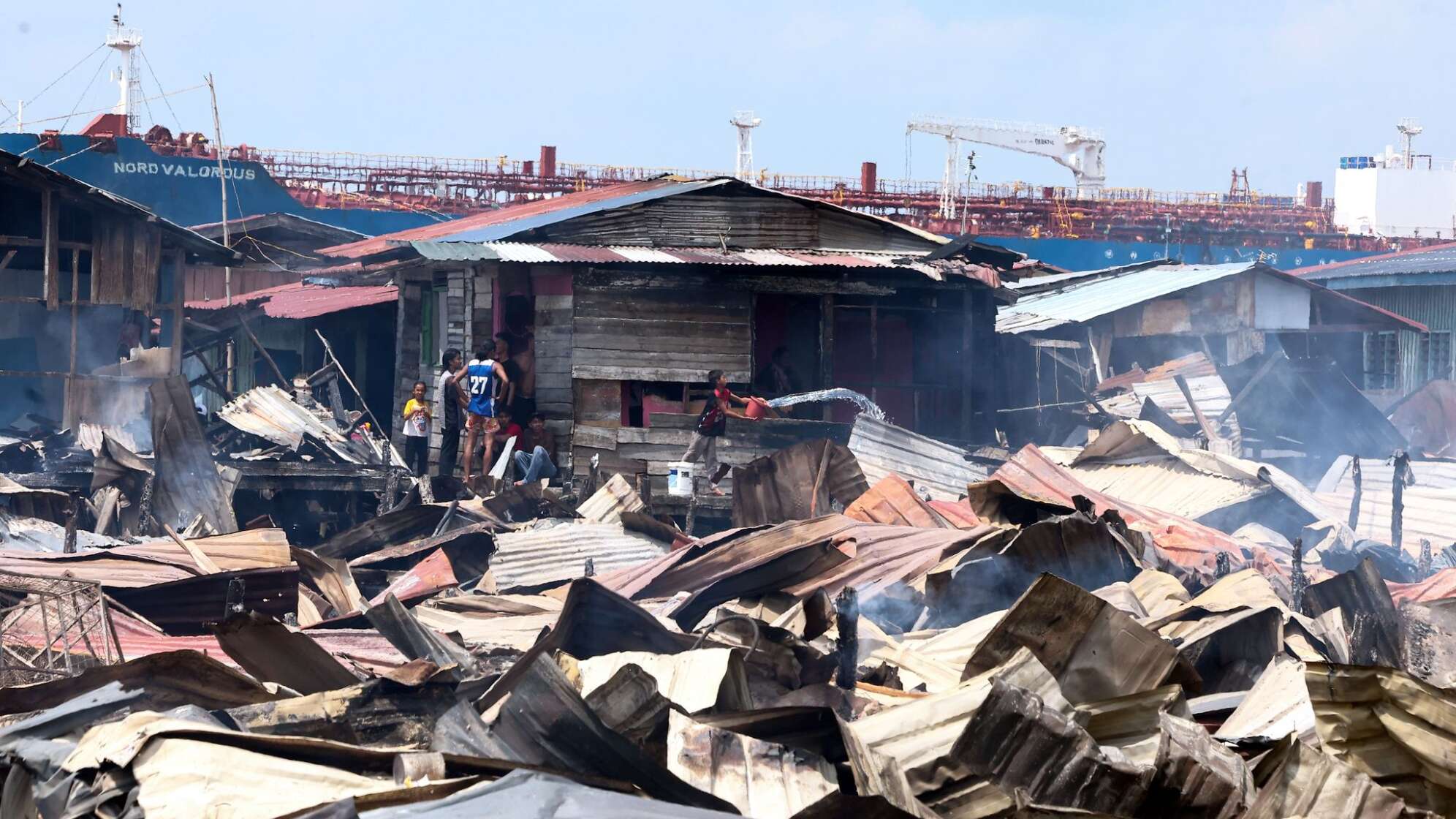 Brand in malaysischem Küstendorf