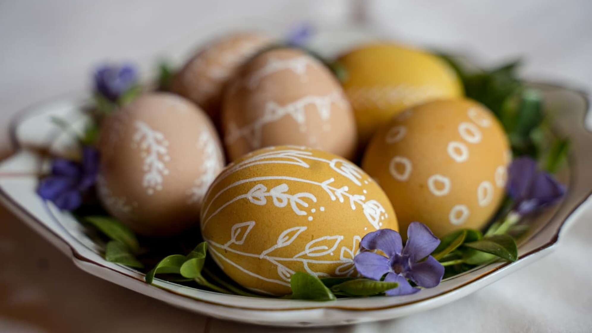 Bemalte Eier auf Teller