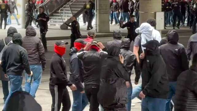 Polizei: Rund 1.000 Fans bei Schlägerei vor Bayern-Stuttgart