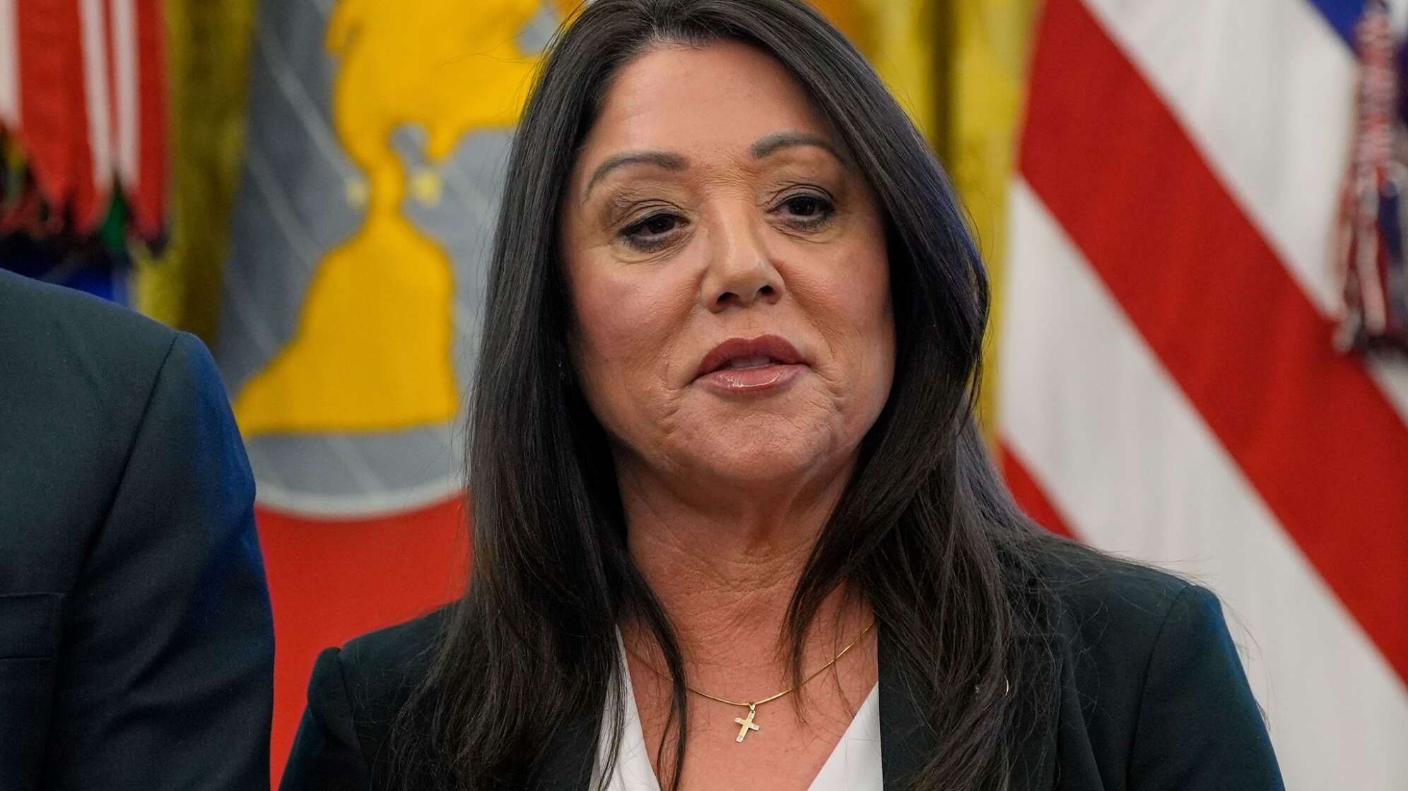 US-Präsident Trump spricht mit Reportern im Oval Office