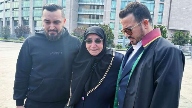 Familie in Istanbul vergiftet - Emotionen bei Prozessauftakt