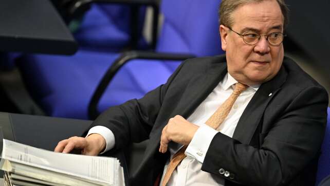 Armin Laschet bricht sich Schulter bei E-Scooter-Unfall