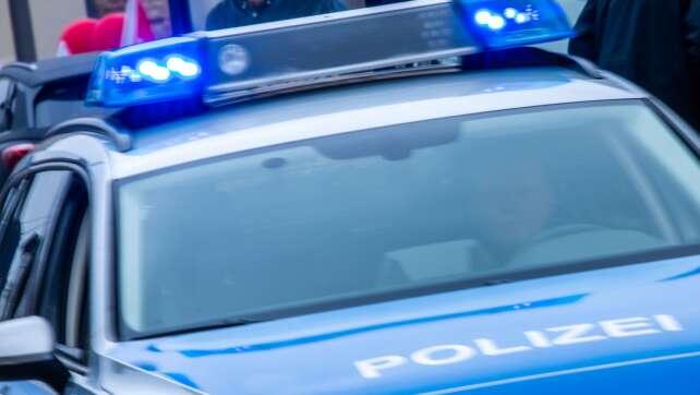 Einbrecher klaut Waffe und bedroht damit Hausbewohner